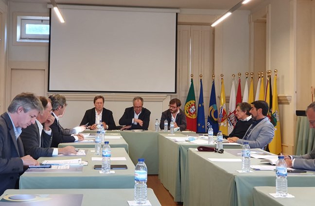 Na imagem vê-se uma grande mesa retangular com os presidentes dos municípios do Alto Minho sentado ao seu redor